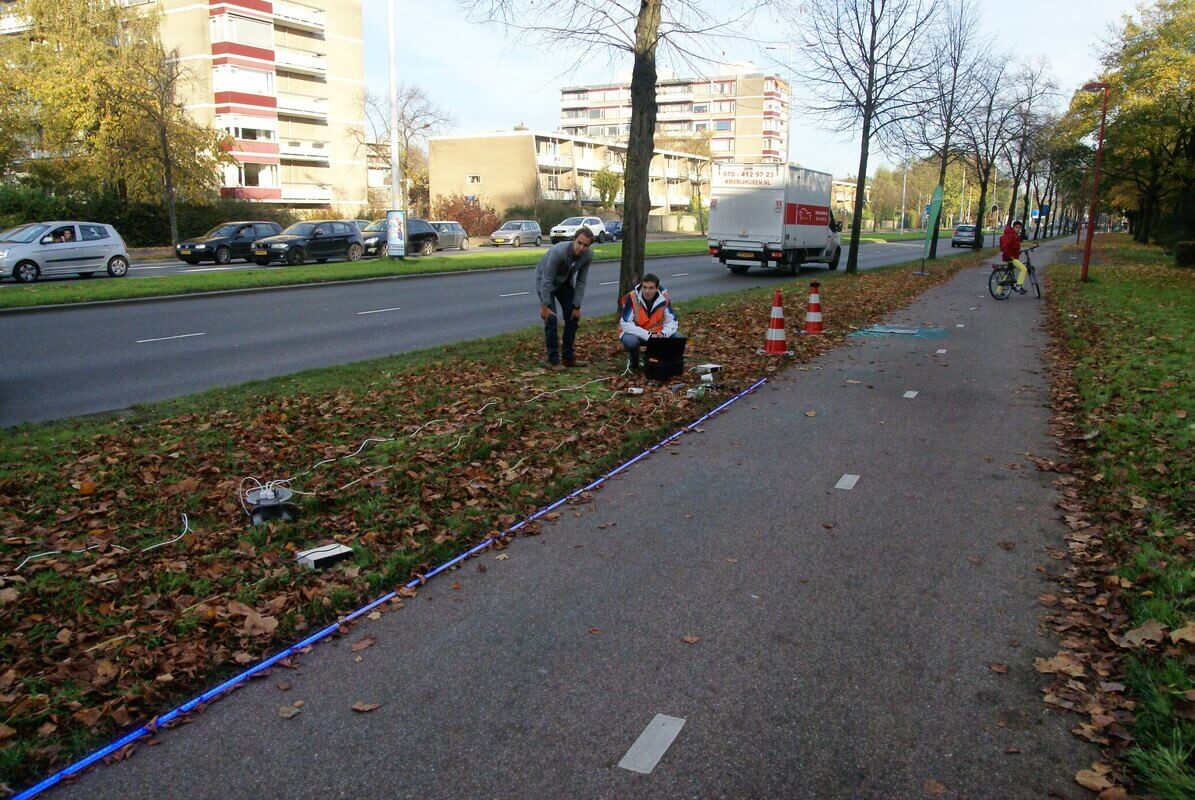 De Beer en zijn medewerker tasten in het duister over waarom het systeem plotseling niet werkt.