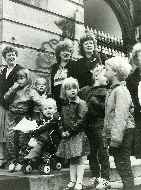 Vrouwen (en hun kinderen) uit de Utrechtse toneelgroepen in 1985 bij het stadhuis. Foto: archief Nieuws030