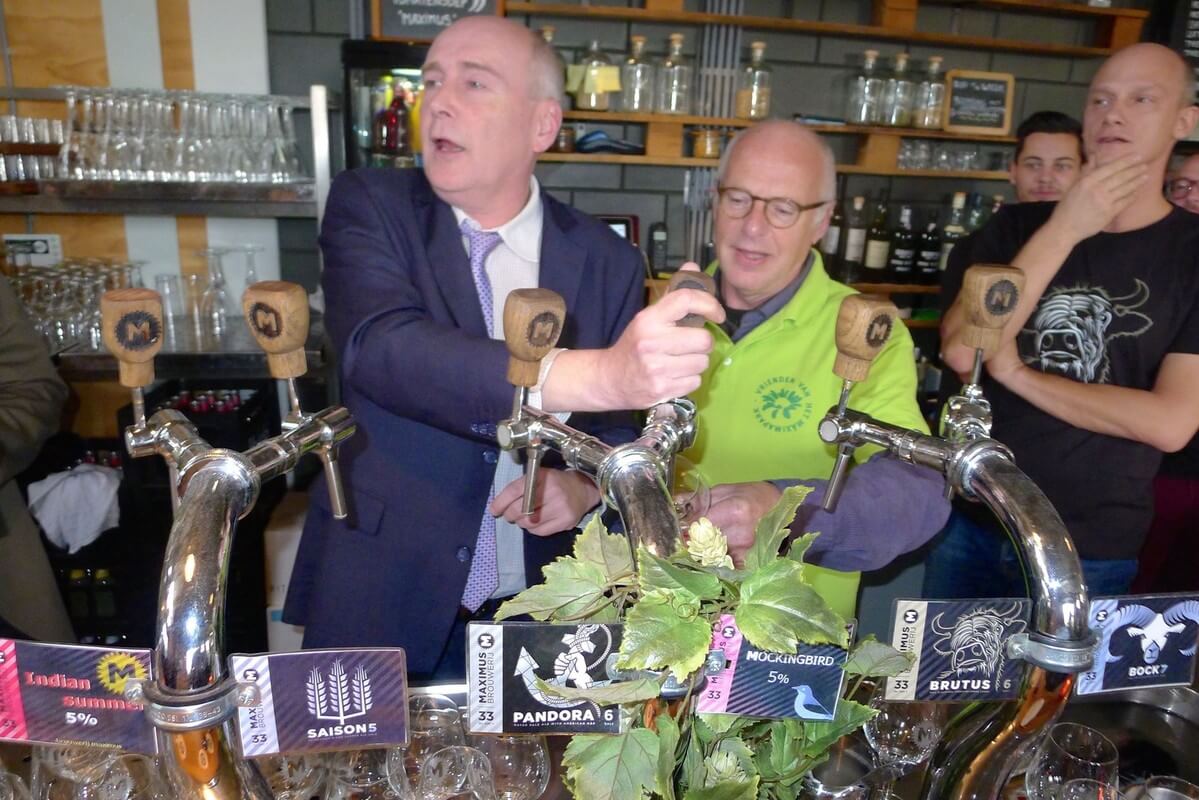 Wethouder Geldof tapt het eerste Mockingbirdbier onder toezicht van Peter Mocking en Ewald Visser (rechts). Foto: Ton van den Berg