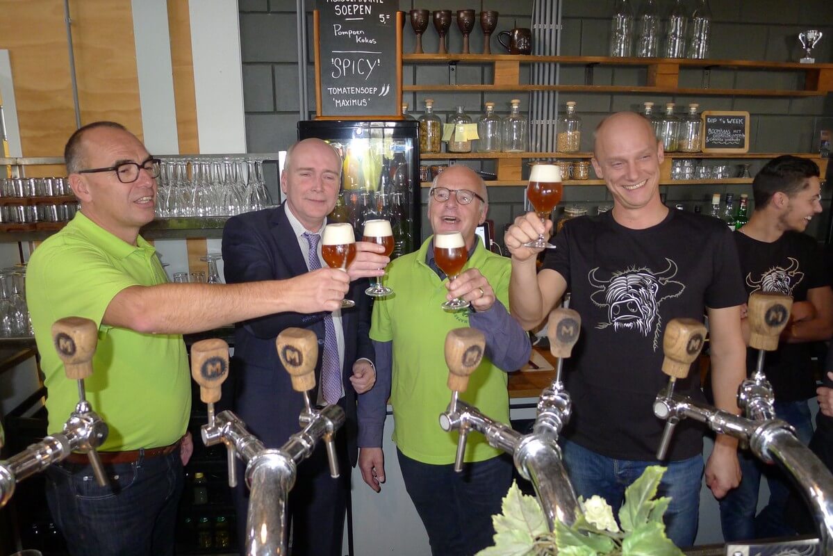 Johan de Boer (voorzitter Vrienden Máximapark), wethouder Geldof, hoppenmeister Mocking en Ewald Visser (Brouwerij Maximus) toosten op het nieuwe bier. Foto: Ton van den Berg 