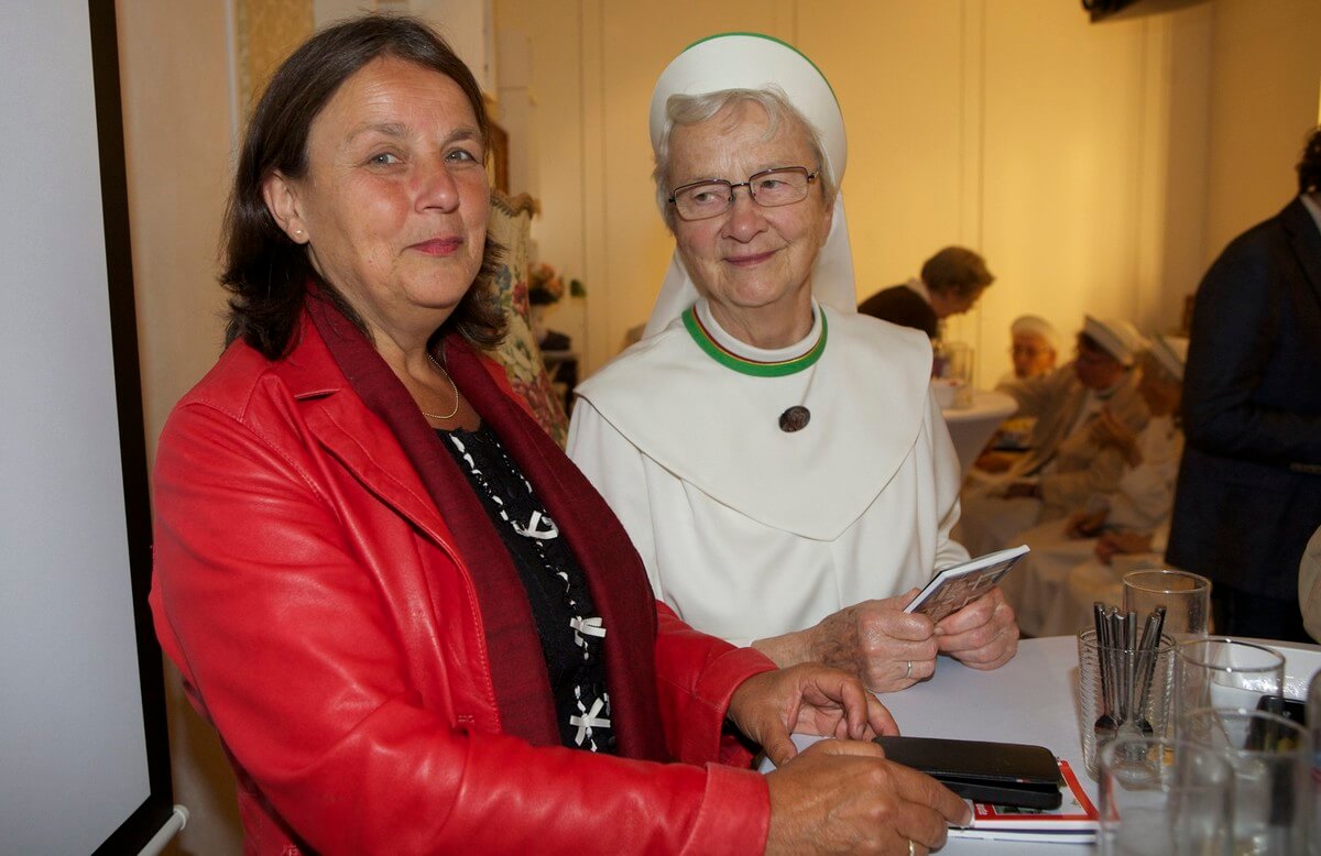 Wethouder Jongerius vorig jaar bij de onthulling van een console bij het pand van de zusters Augustinessen. Foto: Ton van den Berg