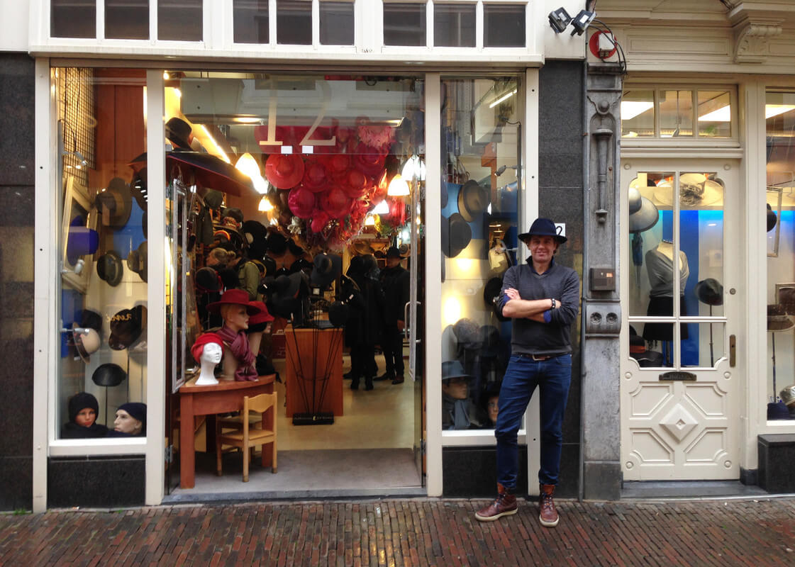 Frank Baldi voor hoedenzaak Jos van Dijck. Foto: Zita Eijzenbach