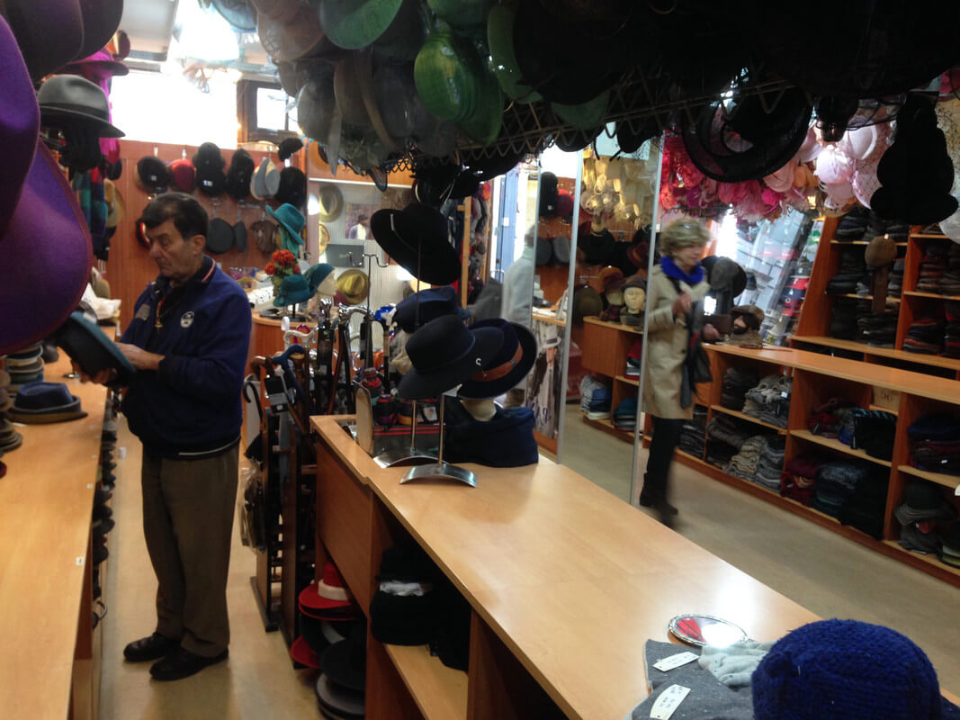 Vader Franco werkt nog af en toe in de winkel. Foto: Zita Eijzenbach