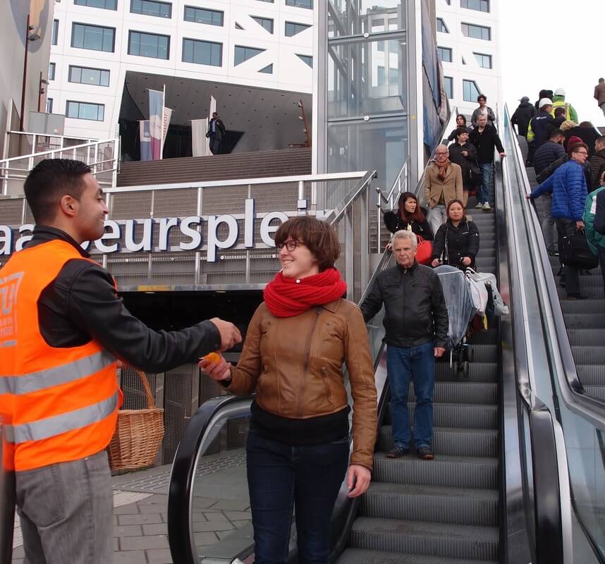 Voorbijgangers krijgen een mandarijn. Foto: L. Engelman