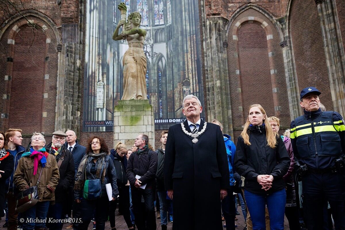 Burgemeester Van Zanen en wethouder Van Hooijdonk bij de bijeenkomst op het Domplein. Foto: Michael Kooren
