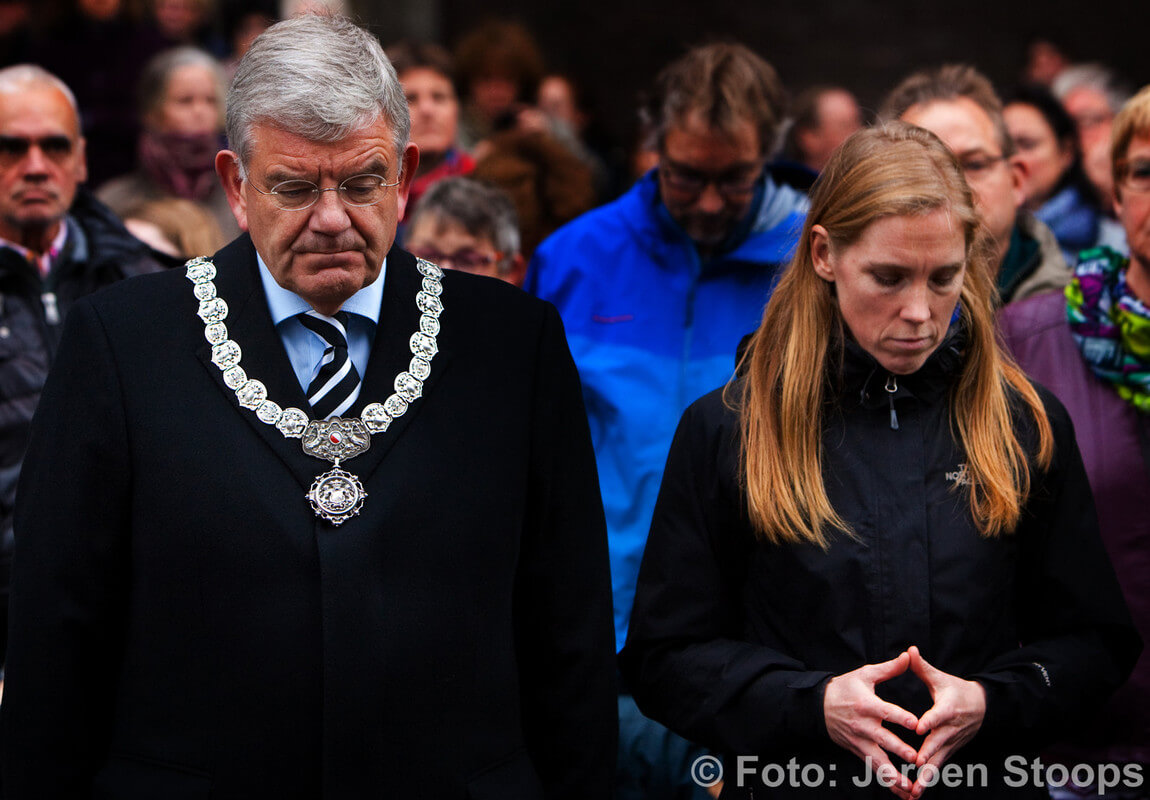 Burgemeester Van Zanen (en rechts wethouder Van Hooijdonk) bij de herdenking maandag op het Domplein. Foto: Jeroen Stoops