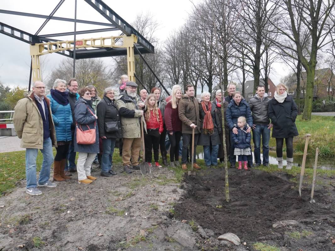 Familie en vrienden bij de boom die voor Hans Berends naast de Jeremiebrug is geplant. Foto: J. de Boer