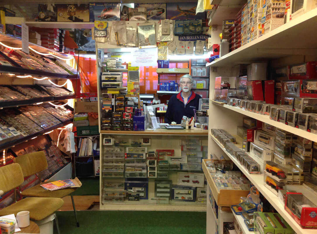 Eigenaar Jan Beelen in zijn kleine winkel vol schaalmodellen. Foto: Zita Eijzenbach
