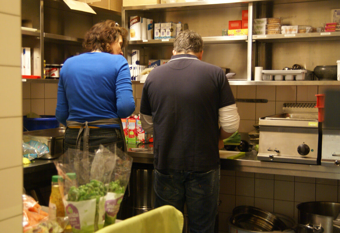 Marieke en Emiel zijn twee van de 180 vrijwilligers waar het Smulhuis en de Sleep Inn op draaien. Foto: Zita Eijzenbach