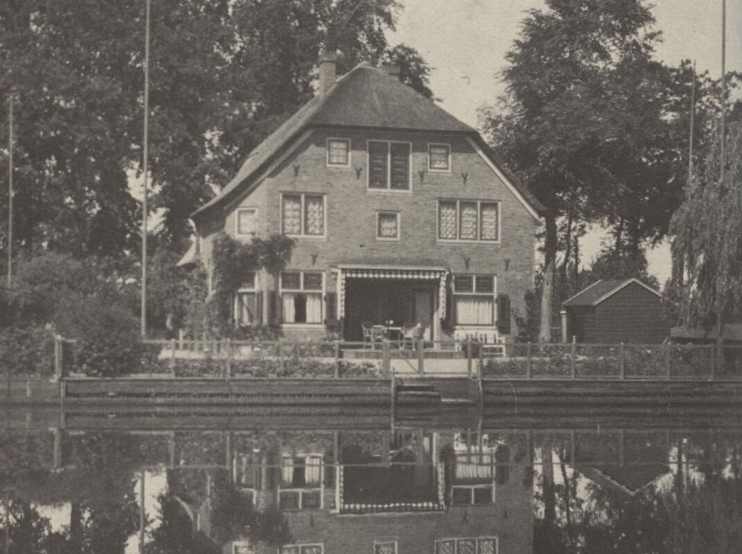 Huis de Zwaluw aan de Vecht in Breukelen. Foto uit Clara Eggink: Leven met J.C.Bloem
