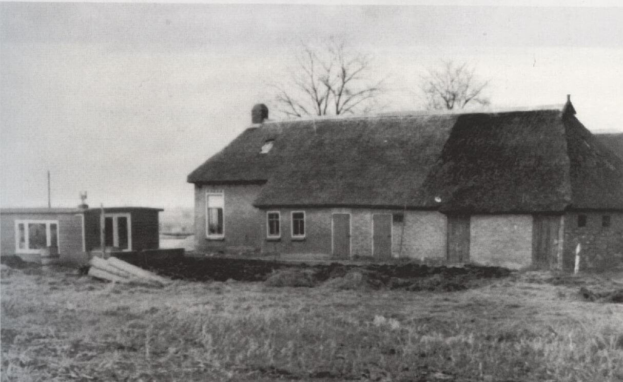 Woonboot en boerderij in Kalenberg, winter 1959-1960. Foto uit biografie