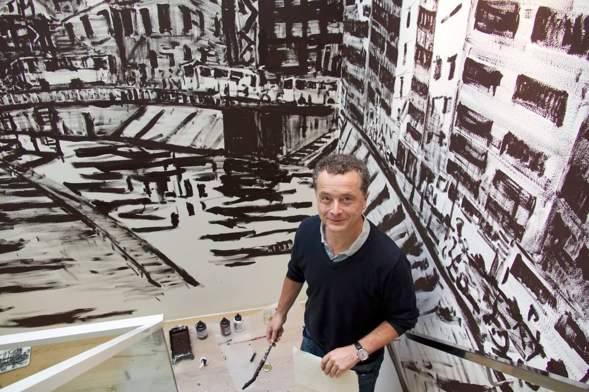 Jeroen Hermkens bij zijn muurschildering. Foto: Ton van den Berg