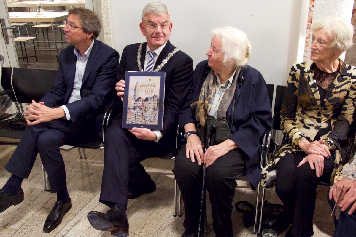 Oud burgemeester Wolfsen, burgemeester Van Zanen en oud-burgemeesters Vos en Brouwer. Foto: Ton van den Berg