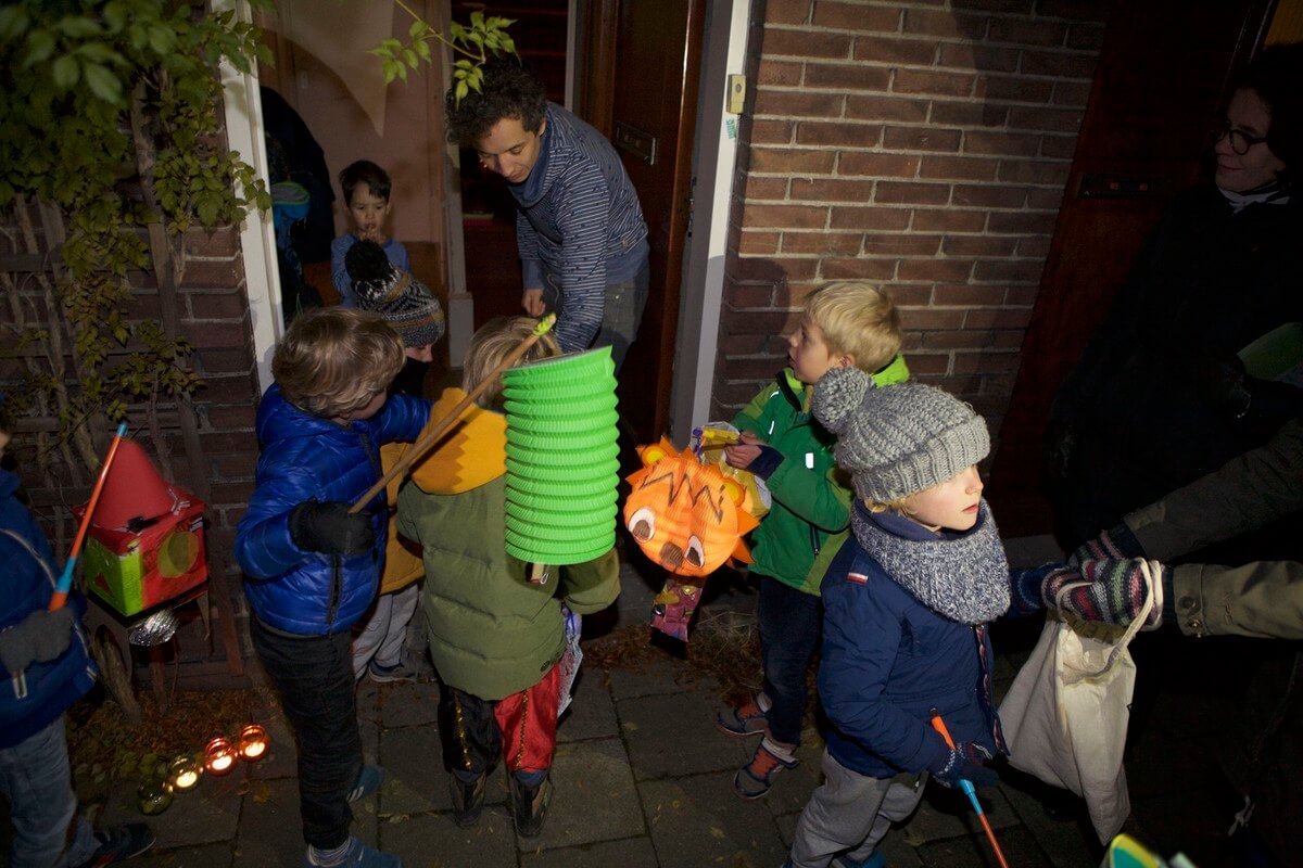 Kinderen krijgen snoep en fruit in de Van Humboldtstraat. Foto: Ton van den Berg