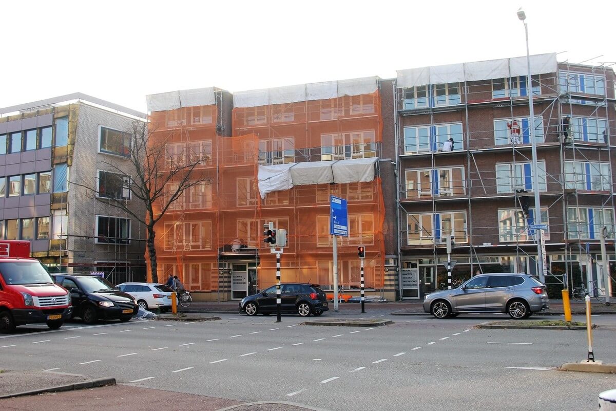 Oudenoord, auto’s versperren het fietspad. Foto: Willem Geijssen