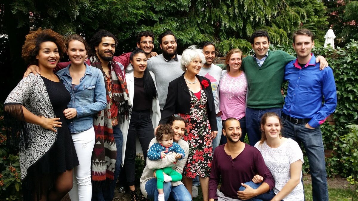 Cultuurhistoricus Bogaers midden tussen haar multiculturele en multireligieuze familie. Foto: familiearchief