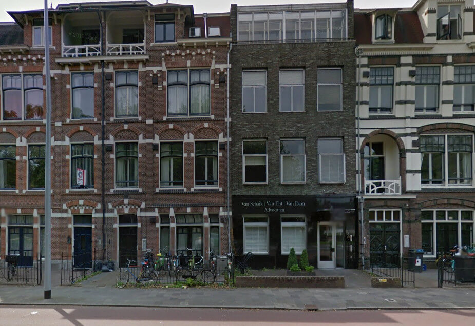 De 'snuffelkast' van TNO (achter de fietsen) op de Catharijnesingel. Foto: google maps