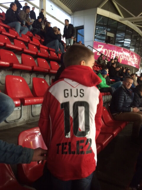 Buurjongen Gijs toont de cijfers 1-0 wanneer Haller binnen anderhalve minuut heeft gescoord. Foto: Wout Slijper.