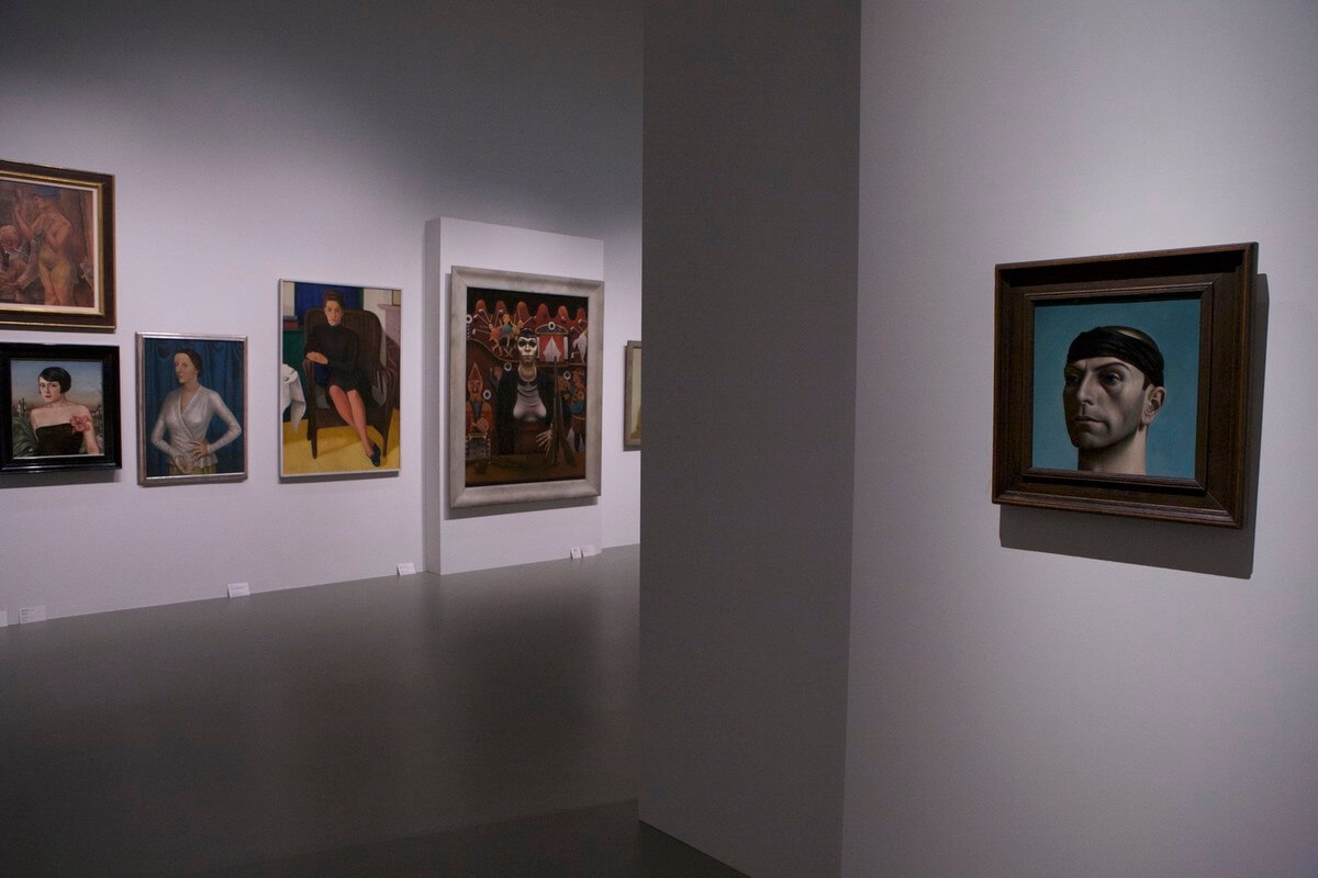 Schilderijen van Pyke Koch en tijdgenoten in het Centraal Museum, met rechts zijn zelfportret met zwarte hoofdband. Foto: Ton van den Berg