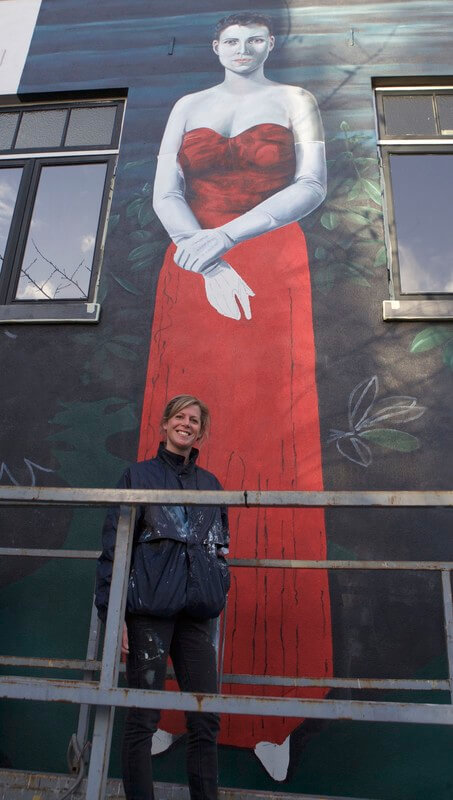Susan Mertens bij het Pyke Koch-schilderij aan de Van Asch van Wijckskade. Foto: Ton van den Berg