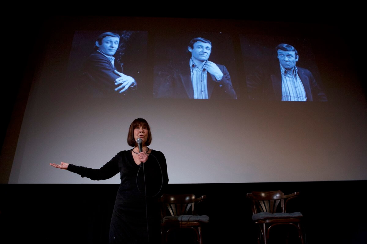 Anne-Marie Koninks zingt een ode aan Hennie Oliemuller. Foto: Ton van den Berg