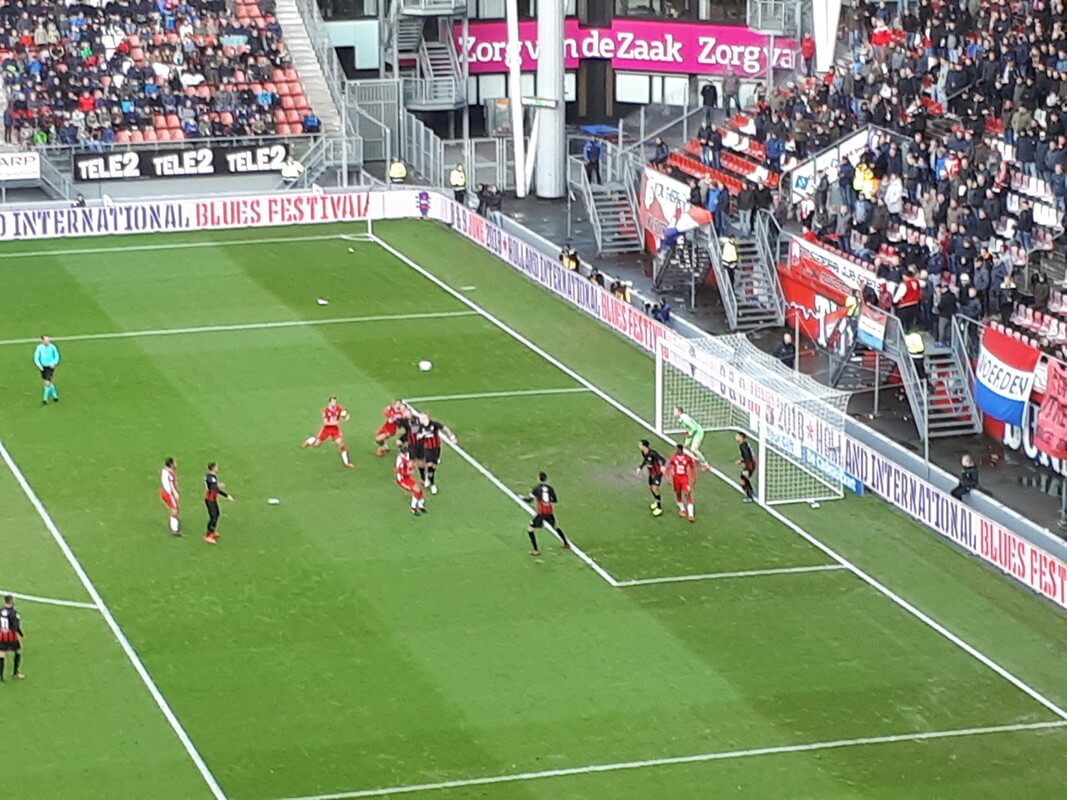 Het moment waarop Willem Jansen de bal in het Excelsior-doel gaat koppen en daarmee voor 3-0 zorgt. Foto: Wout Slijper