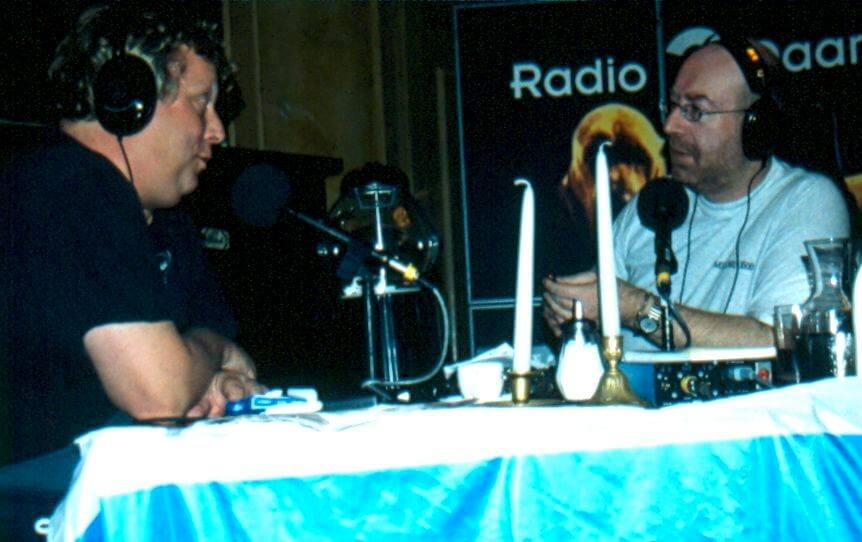 Theo van Gogh (links) tijdens een radio-uitzending vanuit cafe Broers in 1998. Foto: Ton van den Berg