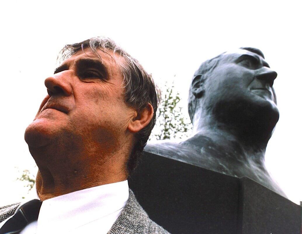 Anton Geesink en zijn beeld bij de onthulling in de jaren '90. Foto: Michael Kooren