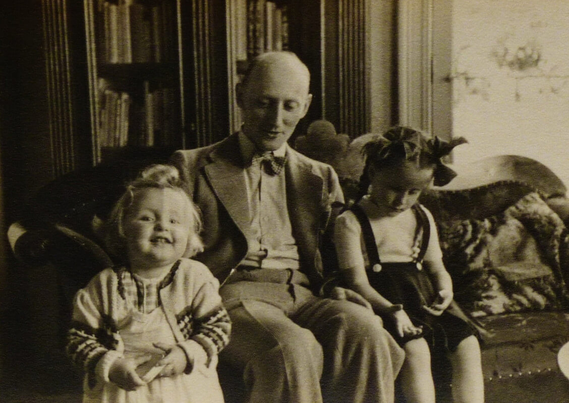 Kees Crone met twee van zijn dochters. Foto: privebezit familie Crone