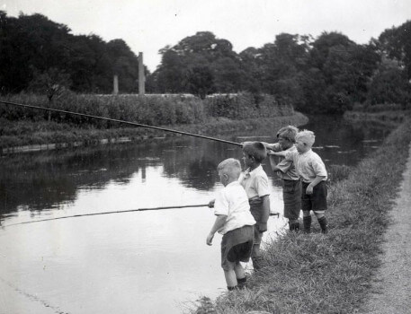 Kinderen vissen in 1947 in de Kromme Rijn. Foto: HUA