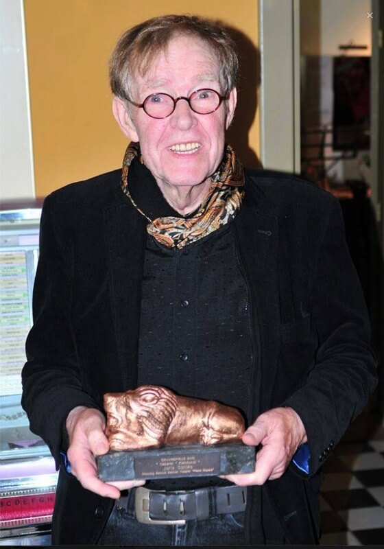 Joris Schiks met zijn Oeuvreprijs 2013/2014. Foto: Schillertheater