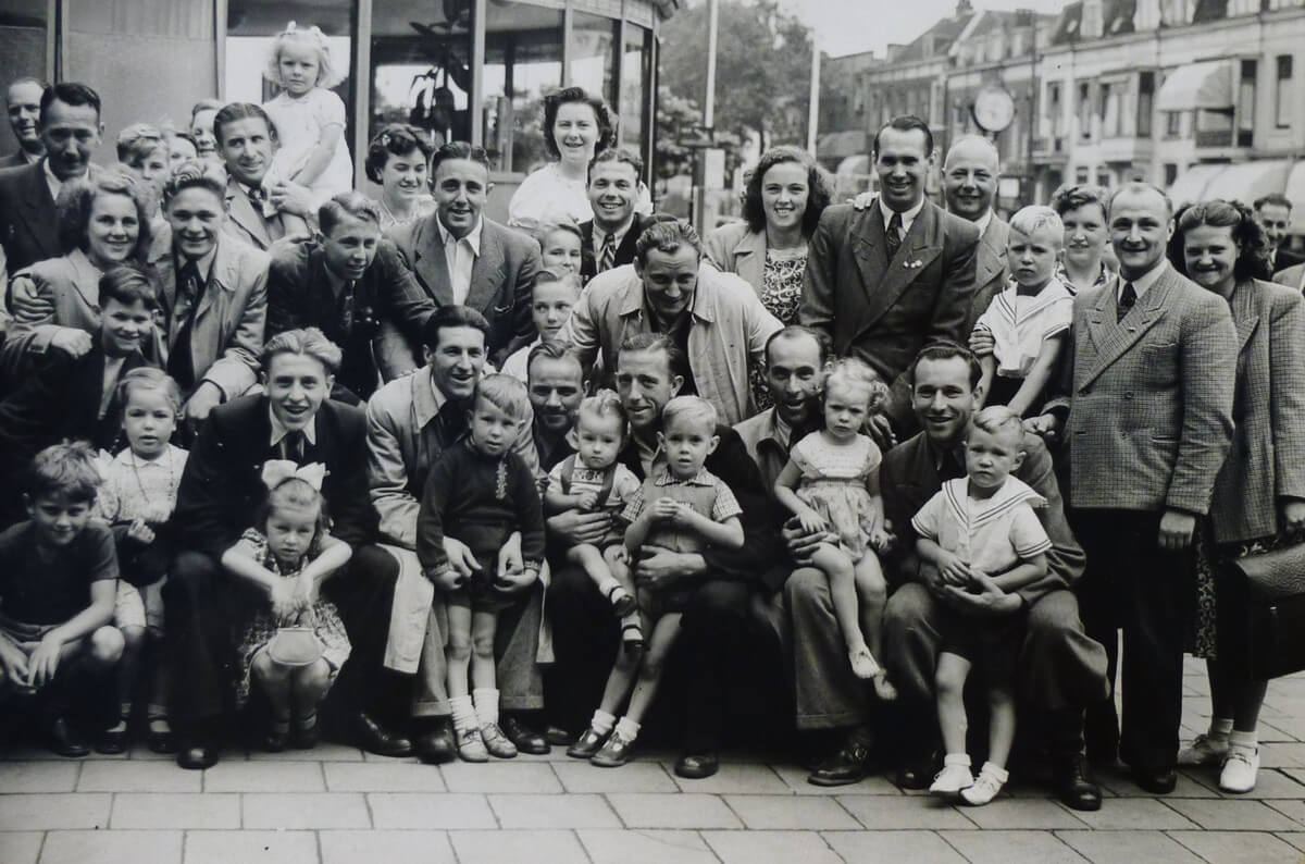 De spelers van het eerste elftal DOS in 1956 met hun vrouwen en kinderen op het Stationsplein. Leo van Veen zit rechts op schoot van zijn jong gestorven vader, die toen in het eerste van DOS speelde. Foto: familie Van Veen