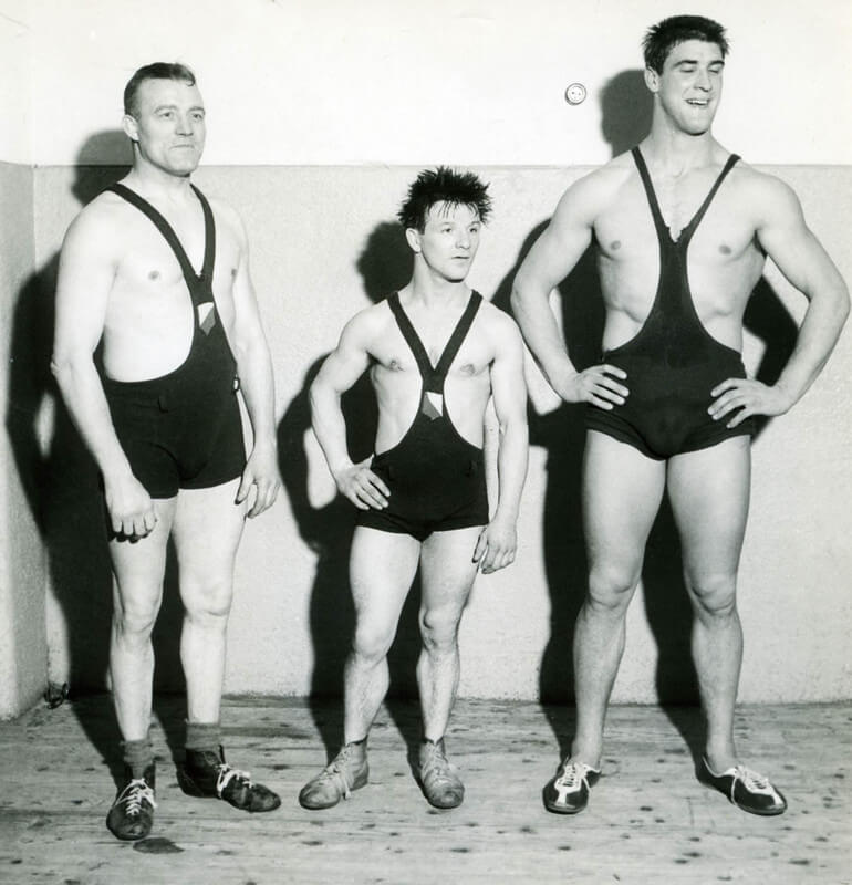 Anton Geesink worstelde ook, hier met Loek Alflen (midden) en trainer Dhr. Hooft. Foto: Familie Alflen