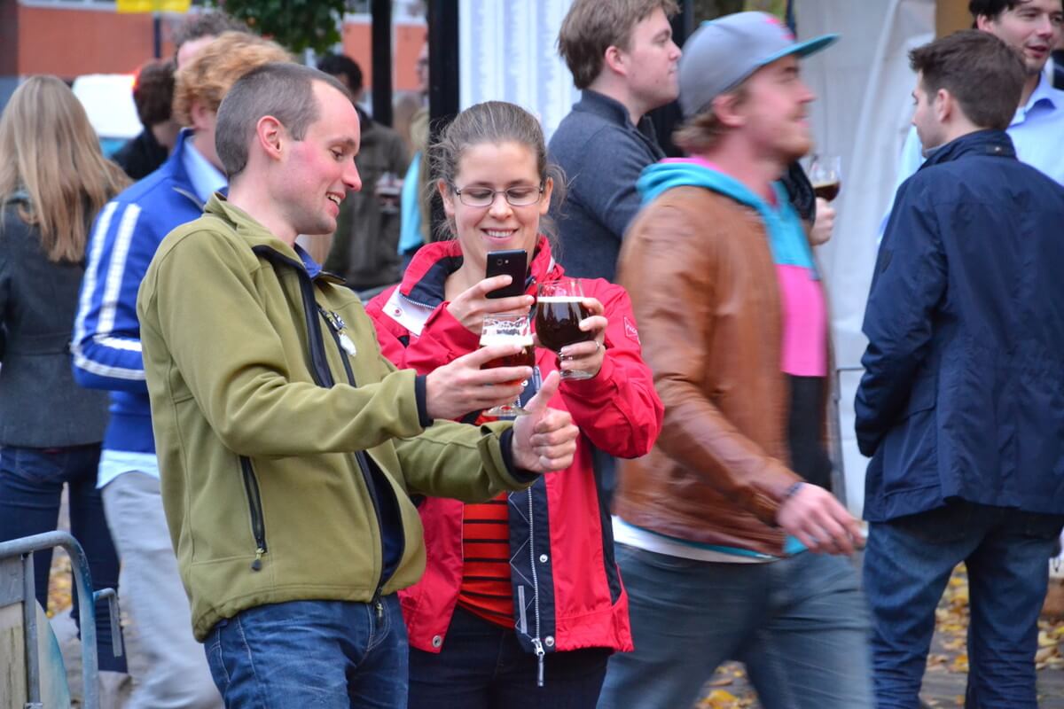 Bezoekers maken foto's van hun bockbiertje. Foto: M. de Wit