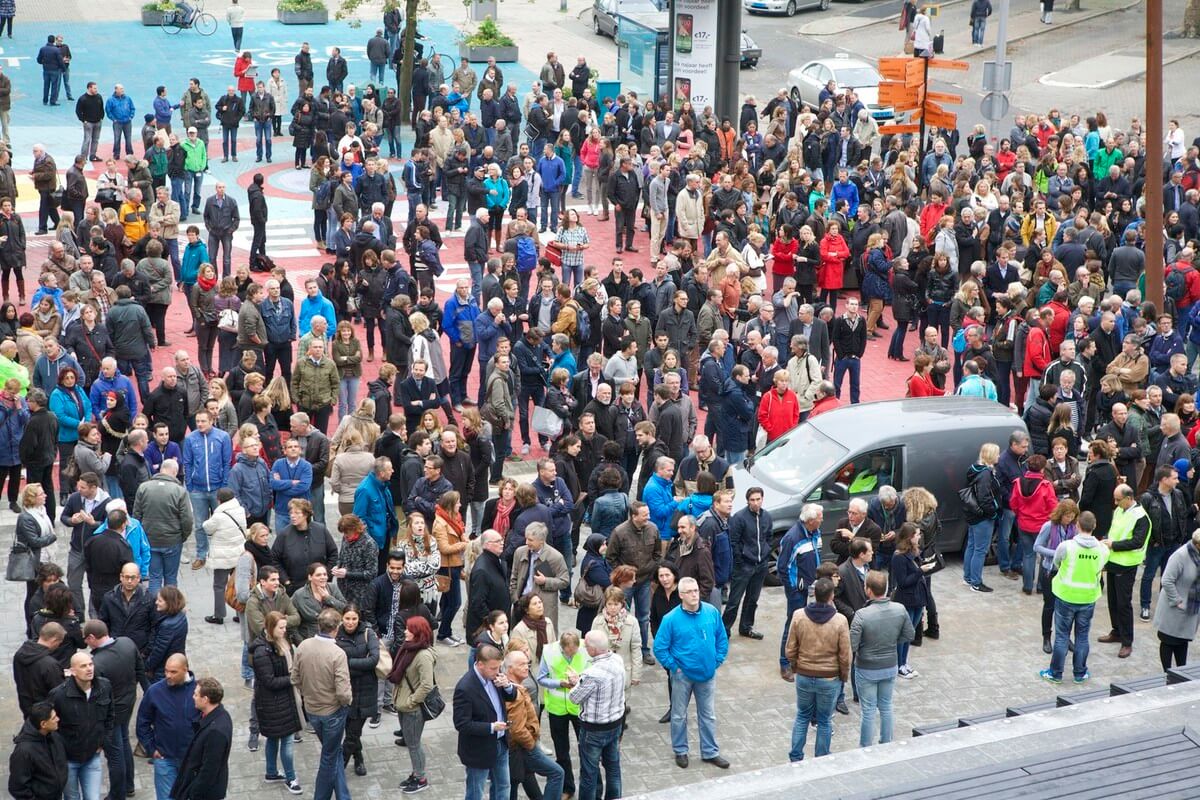 Circa 1200 ambtenaren verzamelen op Jaarbeursplein. Foto: Ton van den Berg