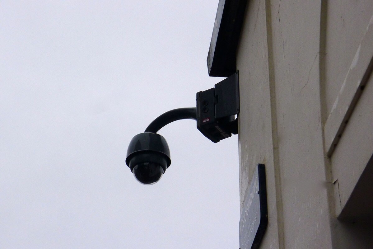 Camera's bekijken ons op veel plekken in de stad. Deze is op het Vredenburg te vinden. Foto: Ton van den Berg