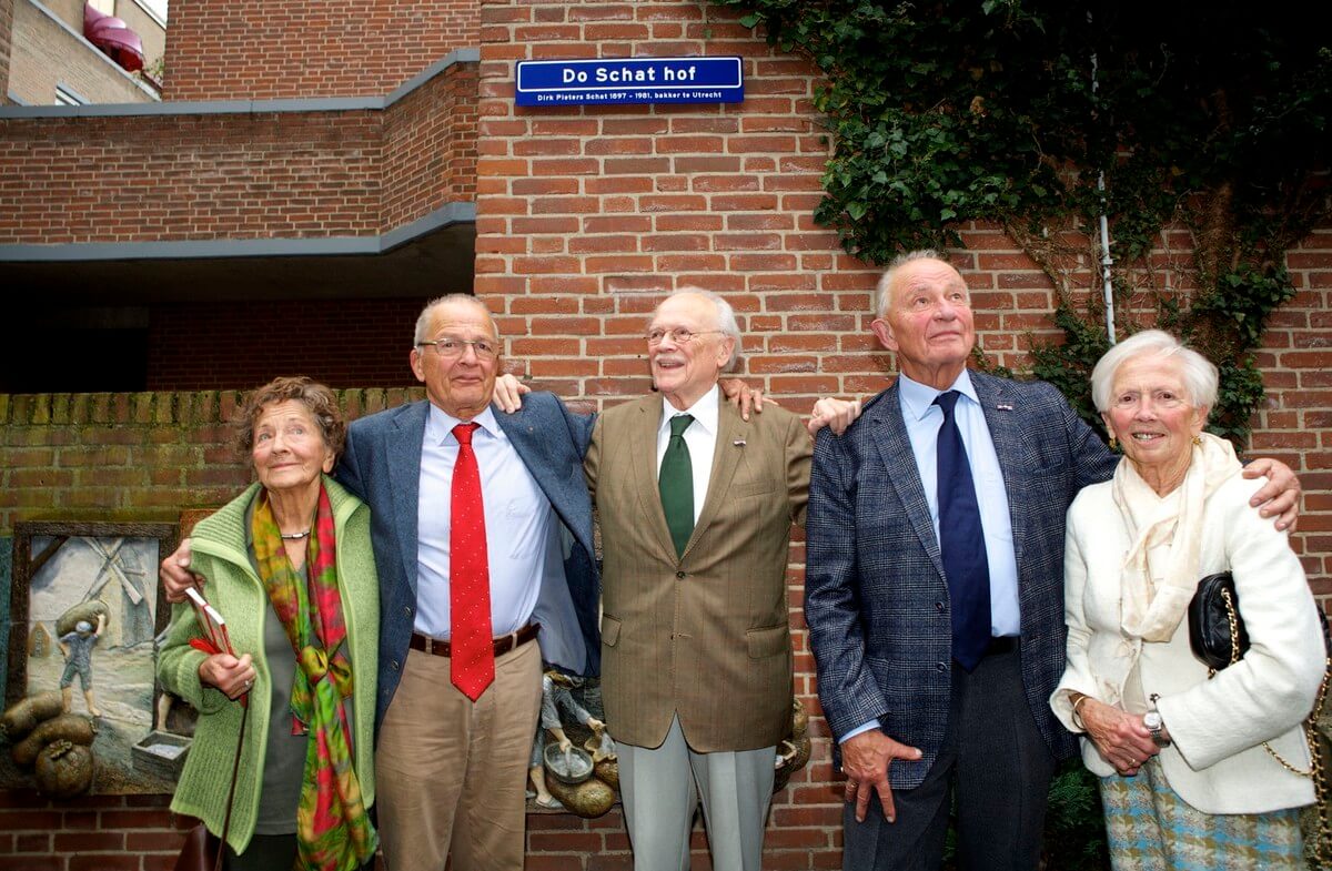 Ada, John, Do, Arnold en Dit Schat, kinderen van Do en Dit Schat, in de tuin van het Volksbuurtmuseum. Foto: Ton van den Berg