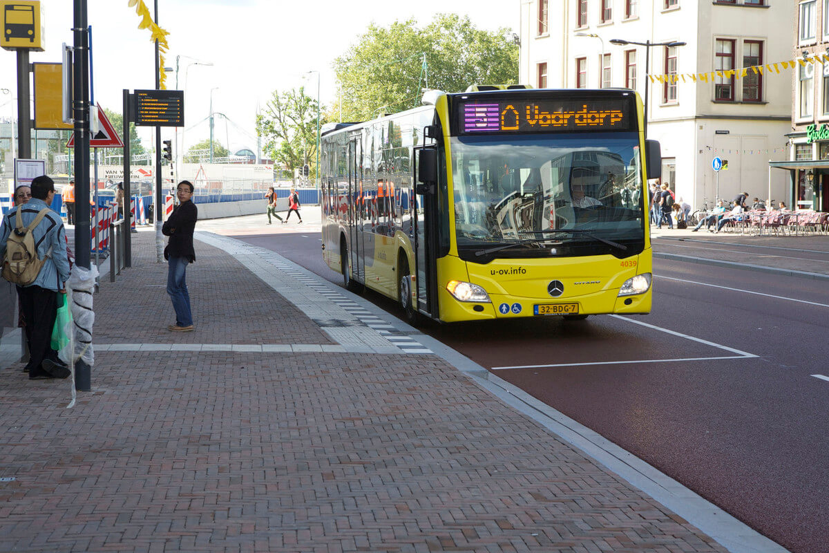 Een QBUZZ-bus op het Vredenburg. Foto: Ton van den Berg