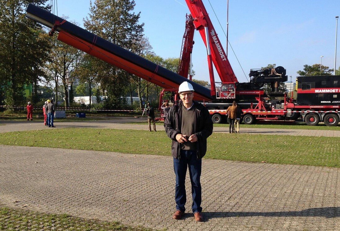 Beeldhouwer Ruud Kuijer bij de verrijzenis van de Volten-zuil. Foto: W. van Tiel
