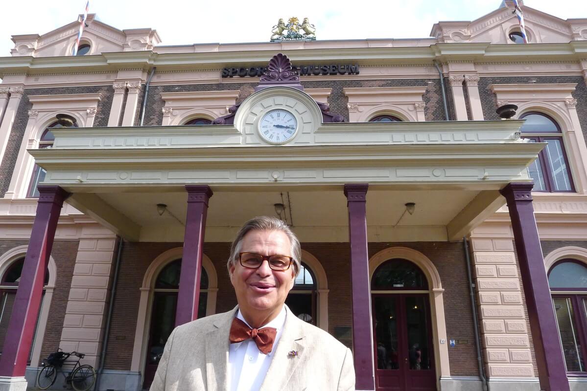 Paul van Vlijmen voor het Spoorwegmuseum. Foto: Ton van den Berg