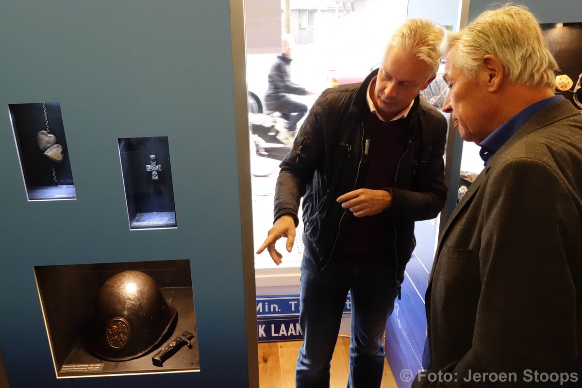 Bezoekers bekijken de vitrines met vondsten uit de Vecht. Foto: Jeroen Stoops