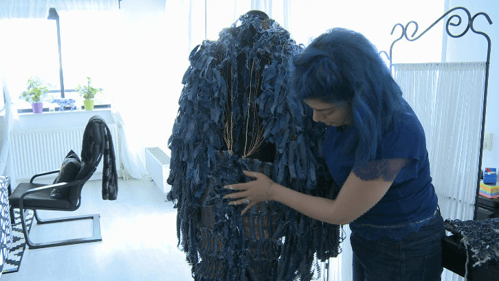 Saba Tark aan het werk in haar atelier. Foto: E. Krak
