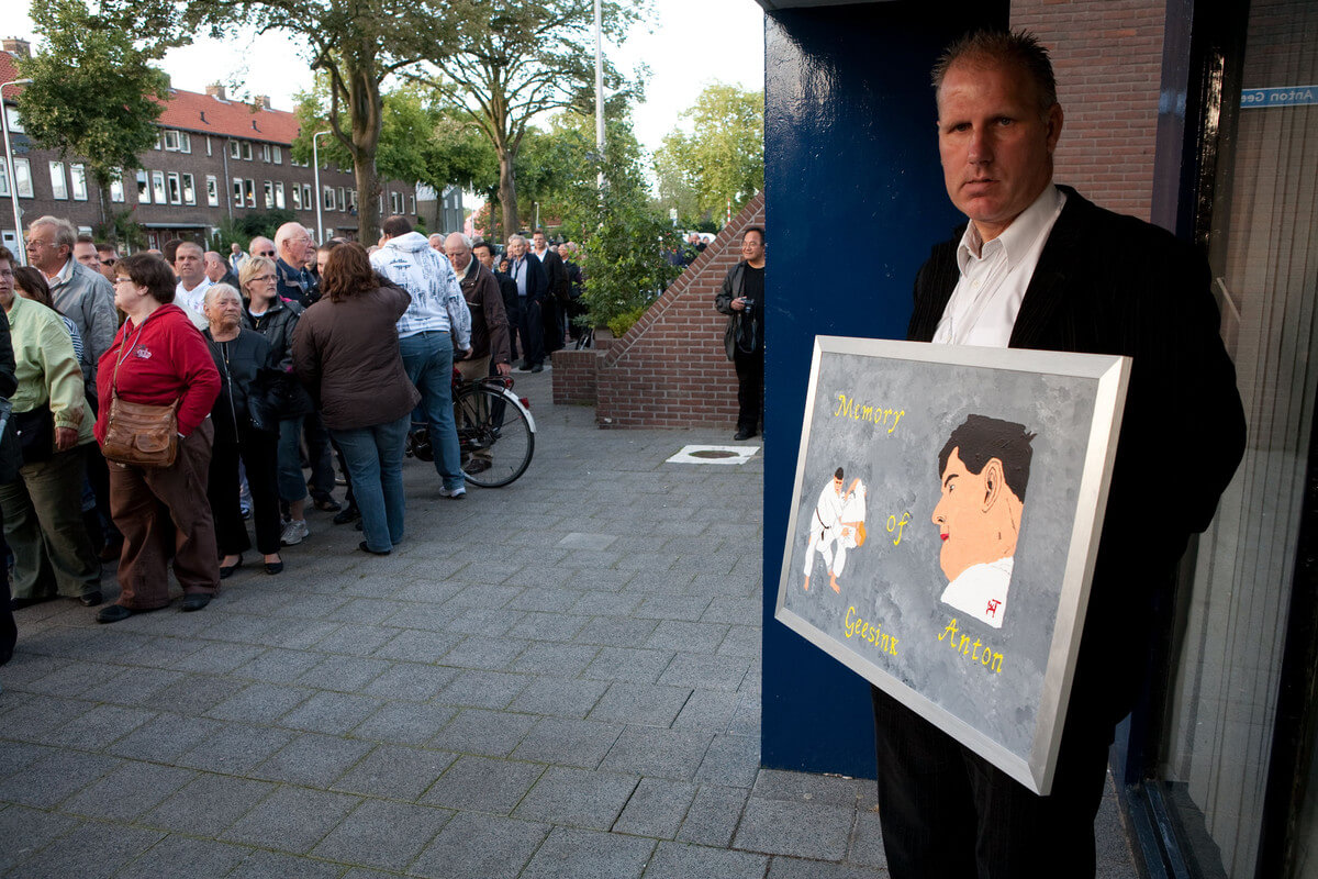 Een eerbetoon aan Anton Geesink bij de dojo in de Anton Geesinkstraat. Foto: Ton van den Berg