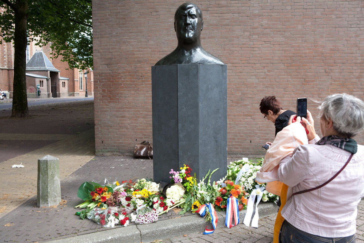 De kop van Anton in de bocht van een weg in Wijk C (vlak na zijn overlijden in 2010). Foto: Ton van den Berg