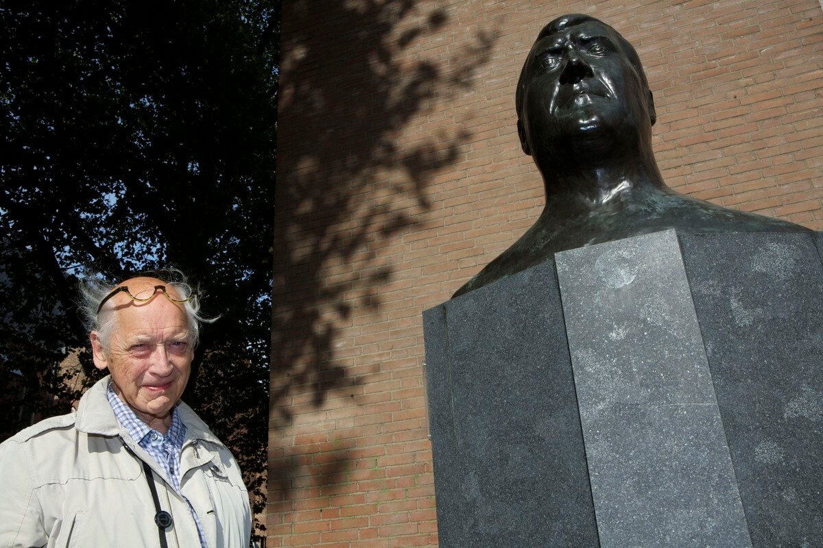 Theo van de Vathorst bij het door hem gemaakte beeld van Geesink. Foto: Ton van den Berg