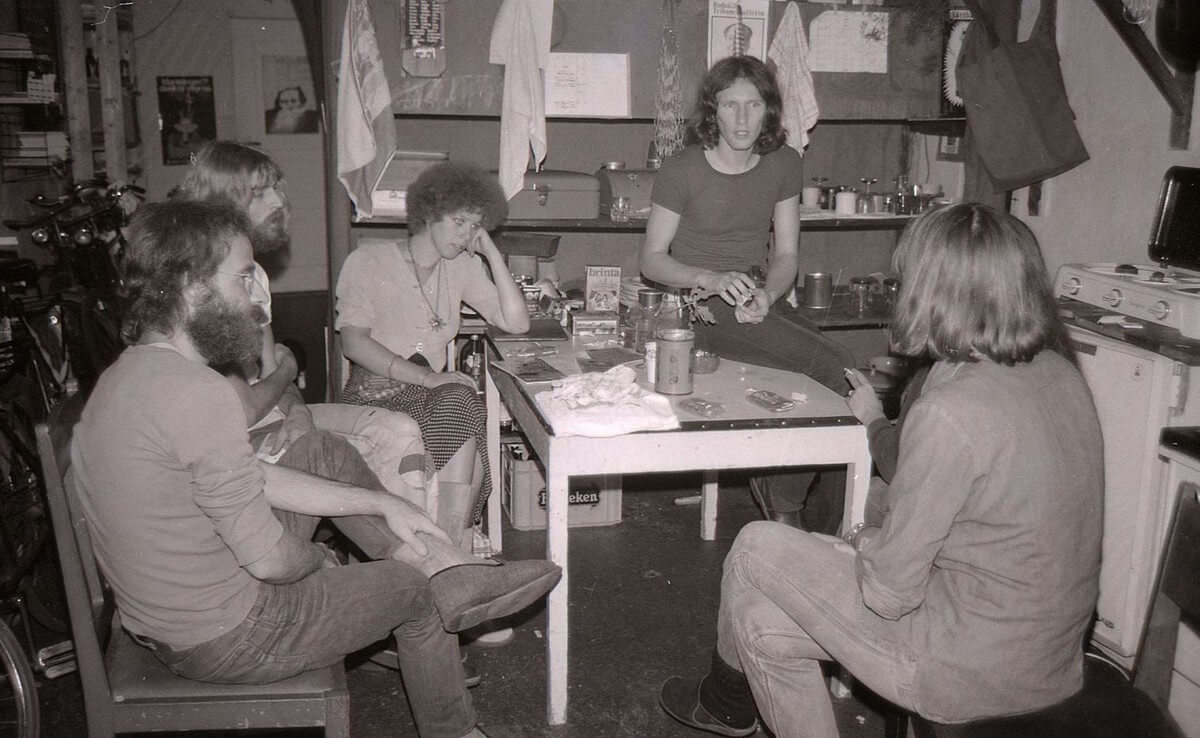 Huisvergadering van de bewoners in de keuken. Foto: W. Geijssen