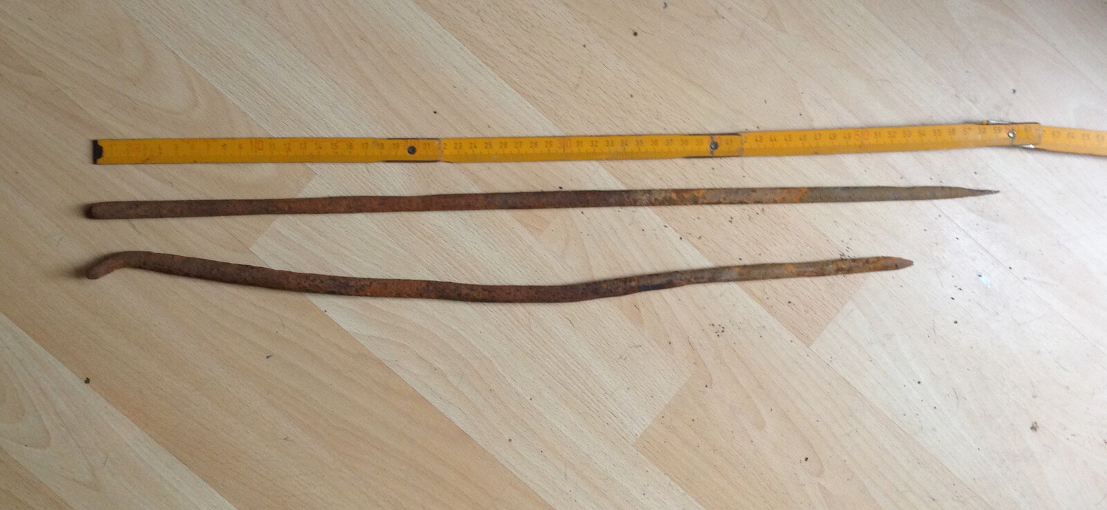 De ijzeren stalen pinnen van circa 60 centimeter. Foto: Zita Eijzenbach