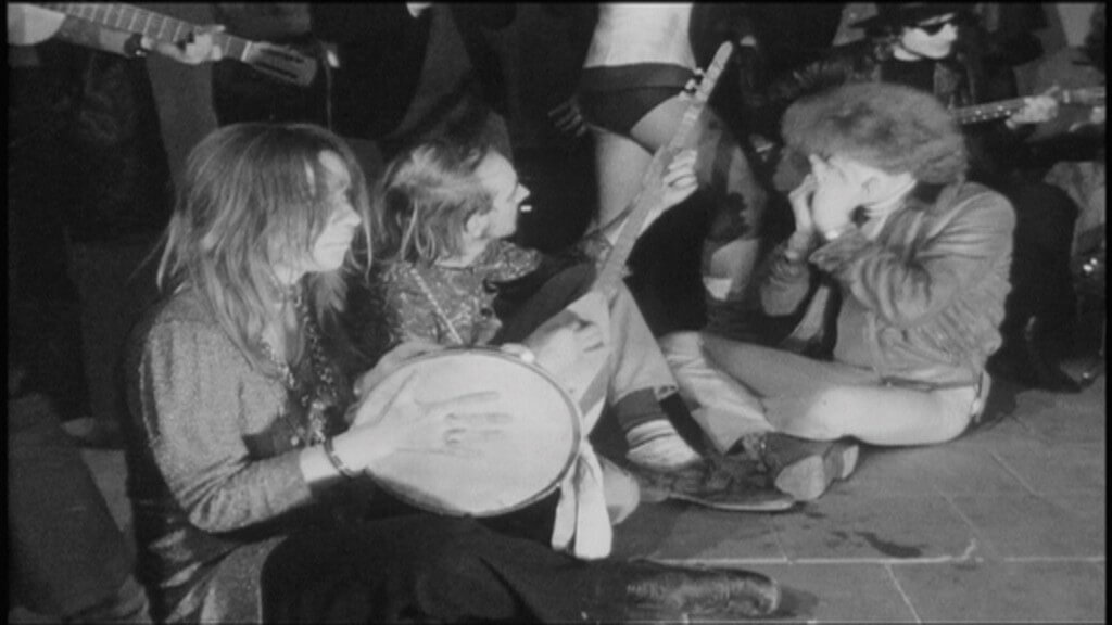 Hippies maken muziek in de Jaarbeurs. Foto uit documentaire