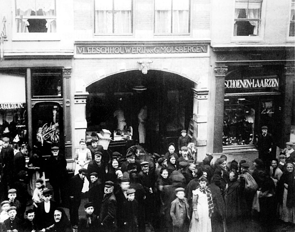 De vrijdagse omgang van de bedelaars, hier in 1905 in de Lange Viestraat. Foto: HUA