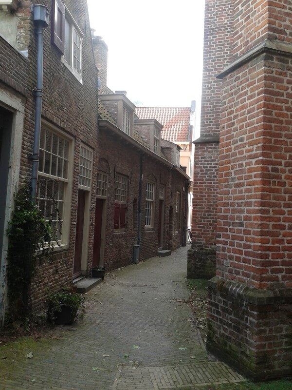 De steeg achter de Jacobikerk. Foto: V. Oldenborg